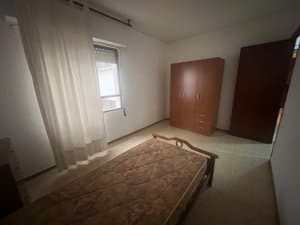 Dormitorio con cama y armario de madera