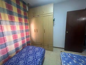 Dormitorio con armario y cortina de cuadros