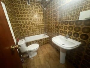 Baño con bañera y lavabo de pie