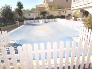 Piscina con valla de madera blanca