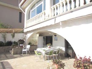 Porche bajo arcos con mesa