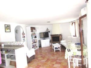 Salón con chimenea y mesa