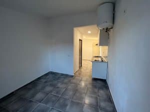 Estudio diáfano con termo y cocina al fondo