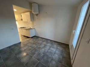Estudio con zona de cocina y puerta a la terraza