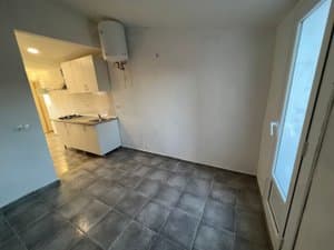 Estudio con cocina blanca y ventana