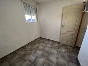 Estancia vacía con ventana y puerta