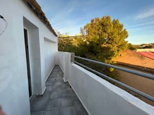 Terraza con barandilla y árbol