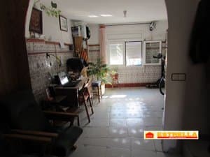 Estancia con escritorio y ventana