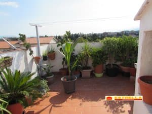 Terraza con macetas y vistas
