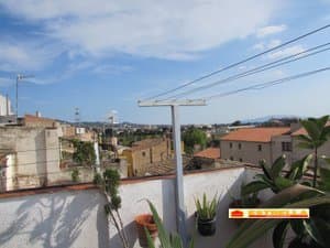 Vistas a los tejados y a las montañas desde la terraza
