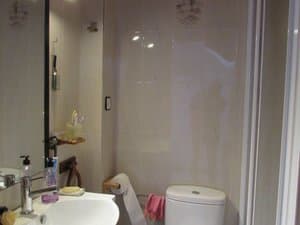 Baño con ducha de mampara
