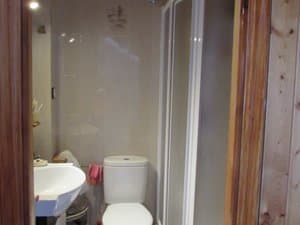 Baño con lavabo e inodoro