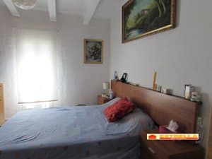 Dormitorio con cama de matrimonio