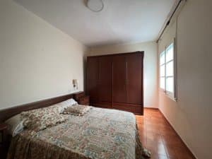 Dormitorio con cama y ventana