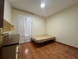 Dormitorio con cama y escritorio