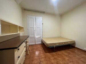 Dormitorio con cómoda y estantería