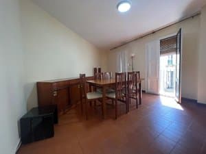 Comedor con mesa y salida al balcón