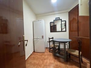 Comedor de diario con frigorífico y mesa redonda