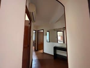 Pasillo con arco y aire acondicionado