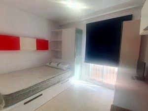Cama con cajones y estantes blancos