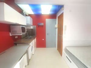 Cocina lineal con microondas y lavadora