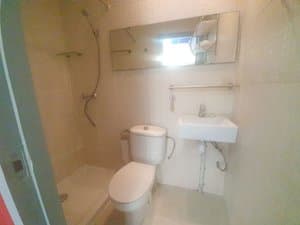 Baño con espejo alargado