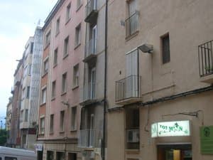 Calle del centro con la fachada del edificio
