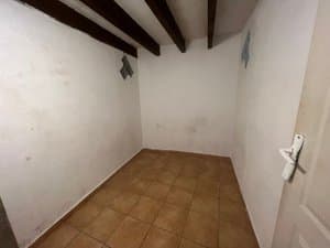 Dormitorio vacío con vigas de madera