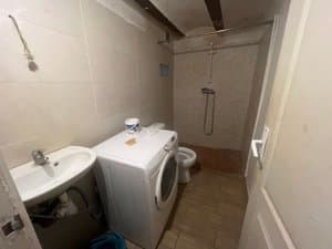 Baño con ducha, lavabo y lavadora