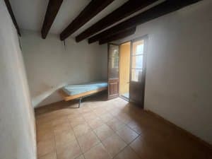 Dormitorio con cama y puerta balconera
