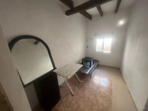 Estudio con vigas de madera y ventana