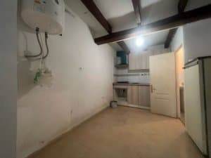 Estudio con termo y zona de cocina al fondo