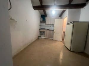 Zona de cocina bajo vigas de madera