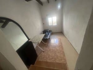 Estudio con mueble y ventana al fondo