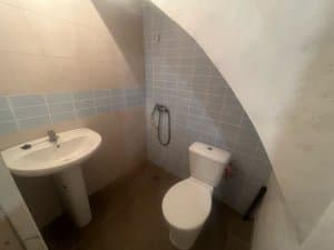 Baño con lavabo de pie e inodoro