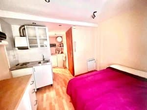 Estudio con cama de matrimonio y cocina