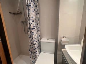 Baño con cortina de ducha y lavabo