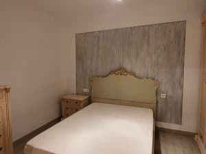 Zona de dormitorio con cama de matrimonio