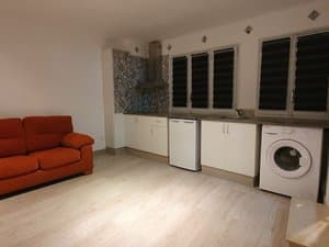 Salón con sofá y cocina office
