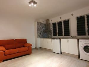 Salón luminoso con cocina y ventanas