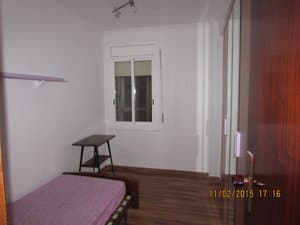 Dormitorio con cama individual y ventana