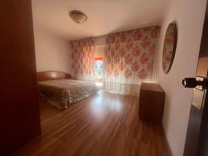 Dormitorio de matrimonio con cortinas de flores