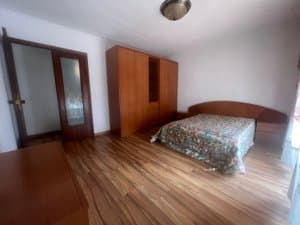 Dormitorio con cama de matrimonio y armario