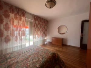 Dormitorio con espejo redondo y cómoda