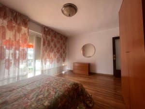 Dormitorio con cortinas y armario