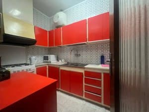 Cocina con campana y microondas