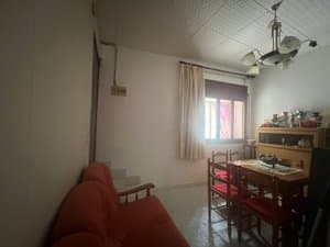 Sala de estar con sofá y comedor