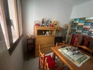 Comedor con mesa y aparador