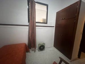 Dormitorio con cama y armario empotrado