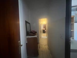 Pasillo con cómoda y espejo